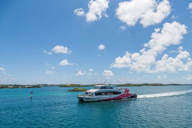Hamilton, Bermuda - 12 Temmuz 2017: Hamilton, Bermuda'da İngiliz ve Amerikan kültürünün bir karışımına sahip. Kraliyet Deniz Tersanesi, modern turistik yerleri ve tekne yle tarihi bir araya getiriyor.