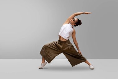 Sportif güzel genç kadın pratik Yoga.