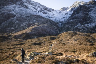 İskoçya dağlarında yürüyüş yapmayı düşünen bir kadın.