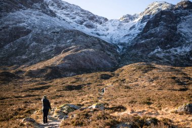 İskoçya dağlarında yürüyüş yapmayı düşünen bir kadın.