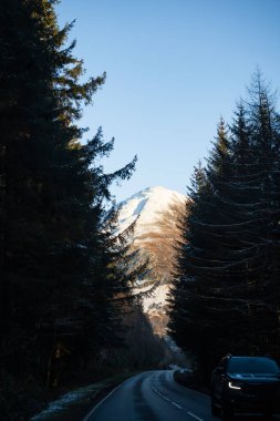 İskoçya dağlarındaki bir yoldan dağ manzarası