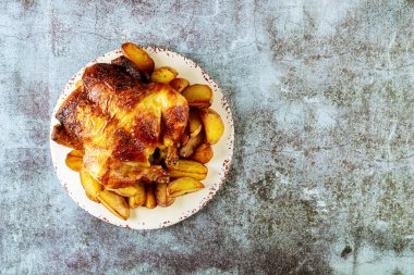 Geleneksel Şükran Günü yemeği ahşap masada kızarmış tavuk.