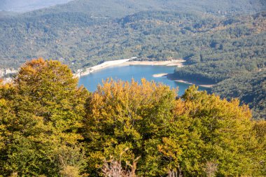 İtalya, Abruzzo Ulusal Parkı 'ndaki Montagna Spaccata Gölü manzarası