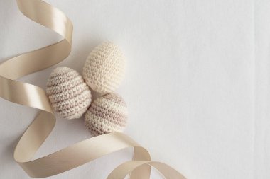 Güzel el yapımı örgü yumurtalar, pastel renkler, şeritli desenler. Banner, Paskalya kartı, fotokopi alanı, üst manzara. Yatay