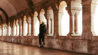 Mimari pencereli koridorda şapkalı bir kız oturuyor