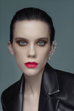 Güzellik görüntüsü: Pembe dudaklı ve dumanlı gözlü kadın