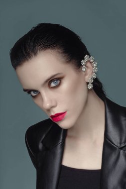 Güzellik görüntüsü: Pembe dudaklı ve dumanlı gözlü kadın