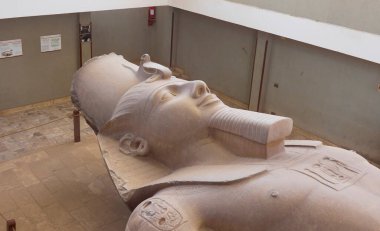 Memphis 'te Ramses II' nin kırmızı granit heykeli, Mısır 'da müzede