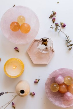 Parlak, pembe, sarı ve turuncu kristal küreler.