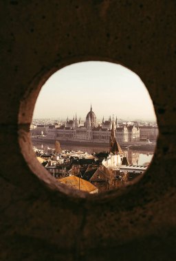 Dolaşım arasında Budapeşte parlamentosunun yüksek görüşünün stok fotoğrafı