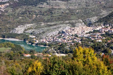 İtalya 'nın Abruzzo bölgesinde Barrea ve Barrea Gölü' ne bağlı bir köy.