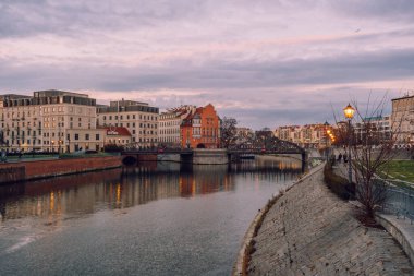 Wroclaw 'daki Aziz John Katedrali' nin yanındaki yol, merkez kısım. Wroclaw Polonya şehri manzarası. Tumsky Adası.