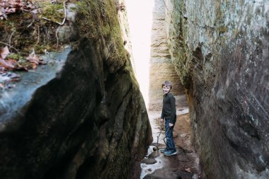 Çocuk kış yürüyüşünde slot kanyonunu keşfediyor