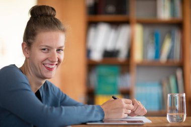 bir kütüphanede öğrenci öğrenimi