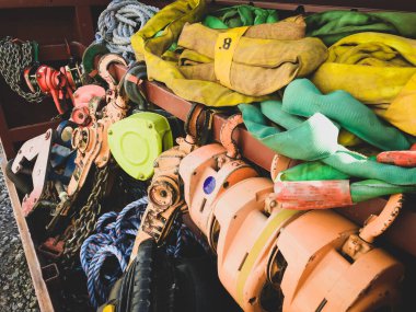 Vinçler için halatları ve zincirleri olan çelik bir kutu.