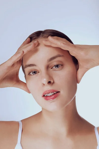 Schönheitshaut Kopf Und Schultern Des Blonden Models Berührung Glühender Hydratisierter — Stockfoto