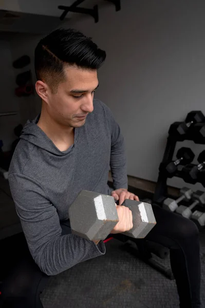 Jongeman Doet Biceps Krullen Bij Home Garage Gym — Stockfoto