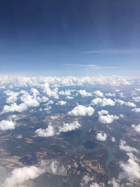 Uitzicht Boven Wolken Een Meer Bergen Platteland — Stockfoto