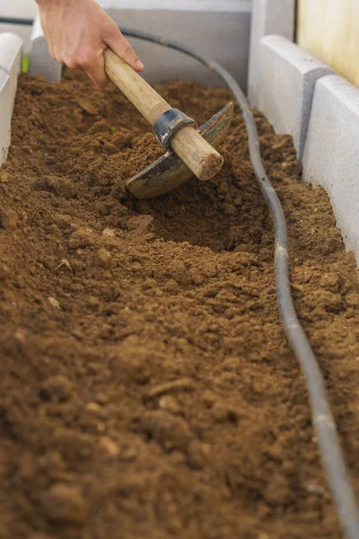 Agricultor Excavando Tierra Con Una Azada Huerta Orgánica Con Sistema — Foto de Stock