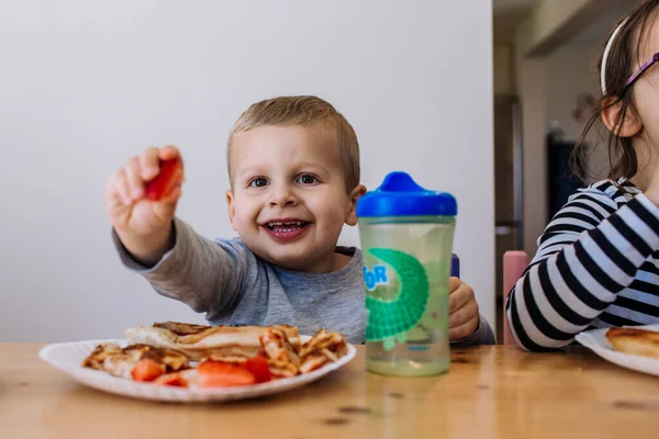 Niños Pequeños Comiendo Una Comida Una Mesa — Foto de Stock
