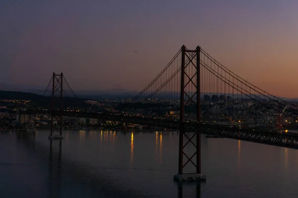 レッドブリッジ4月25日リスボンで夜明け 都市景観 — ストック写真