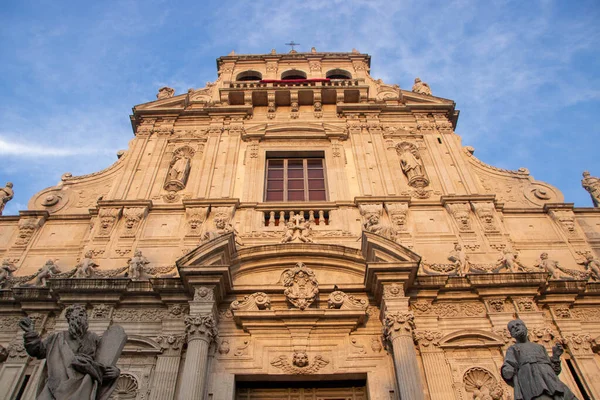 イタリア シチリア島のAcirealeにあるサン セバスティアン教会の豪華な装飾が施されたファサード — ストック写真