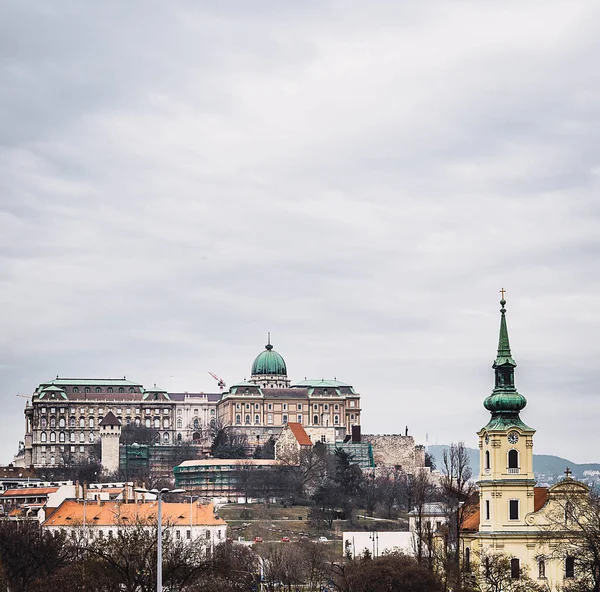 布达佩斯市穹顶旁边教堂的照片 — 图库照片