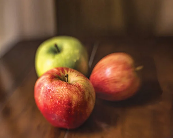 Röda Och Gula Äpplen Med Vattendroppar Ett Träbord Stilleben — Stockfoto