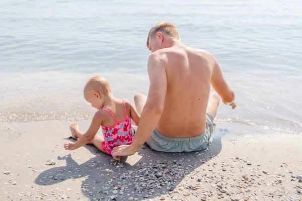 Flicka Baby Barn Med Pappa Sitter Stranden Vid Havet Bakifrån — Stockfoto