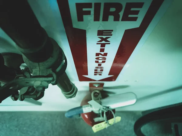工業建設区域内の消火器シリンダー — ストック写真