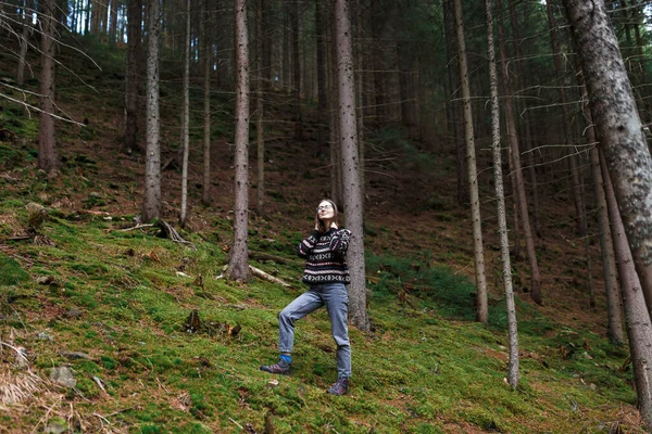 Mujer Disfruta Naturaleza Bosque Entre Los Árboles Solo Otoño — Foto de Stock