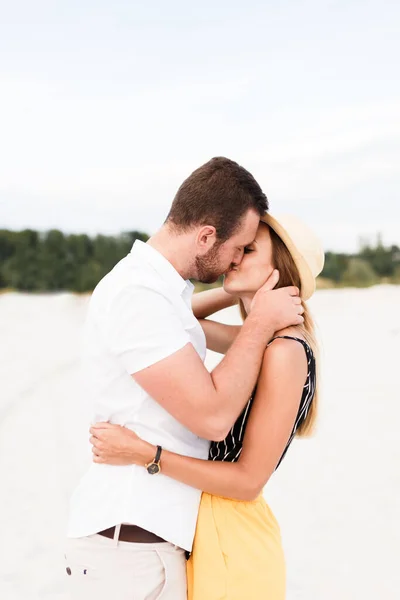 Homem Uma Mulher Estão Beijando Abraçando Uma Praia Areia — Fotografia de Stock