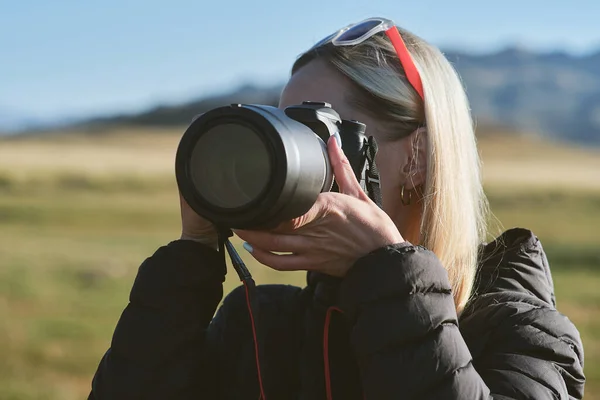 Blondes Mädchen Mit Kamera Filmt Landschaft Aus Nächster Nähe — Stockfoto