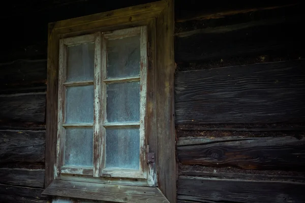 木造住宅の古い不気味な怖い窓 ハロウィンお化け屋敷のコンセプト — ストック写真