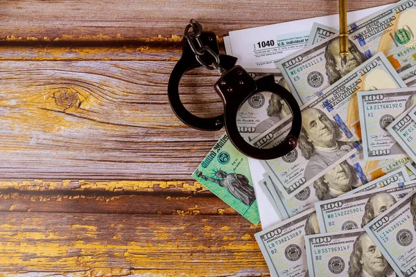 手錠と通貨で財政を形成する米ドル紙幣 — ストック写真