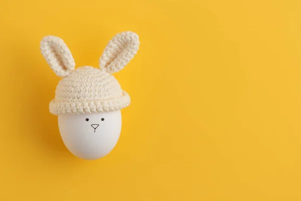 Easter Egg Crochet Hat Bunny Ears Yellow Background Flat Lay — Stock Photo, Image