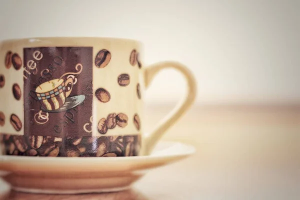 Kávová Hra Část Šálek Talíři Svislé Rovině Kávovými Výkresy — Stock fotografie