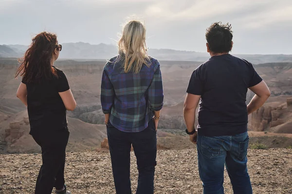 Três Pessoas Olhando Para Grand Canyon Ponto Vista Ventoso — Fotografia de Stock