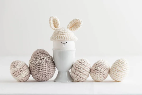 Huevo Pascua Sombrero Ganchillo Con Orejas Conejo Sobre Fondo Blanco —  Fotos de Stock