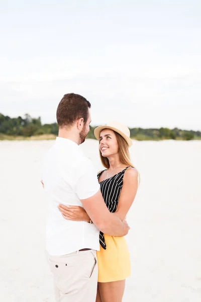 Uomo Una Donna Abbracciano Una Spiaggia Sabbia Estate — Foto Stock