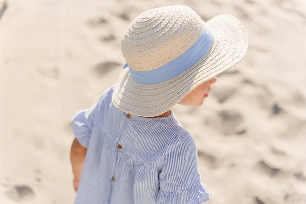 Κοριτσάκι Ψάθινο Καπέλο Στην Παραλία Δίπλα Στη Θάλασσα Θέα Πίσω — Φωτογραφία Αρχείου