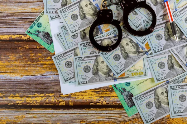 手錠をかける裁判官汚職逮捕のための米ドル犯罪100ドル札1040米ドル 個人所得税申告書 — ストック写真