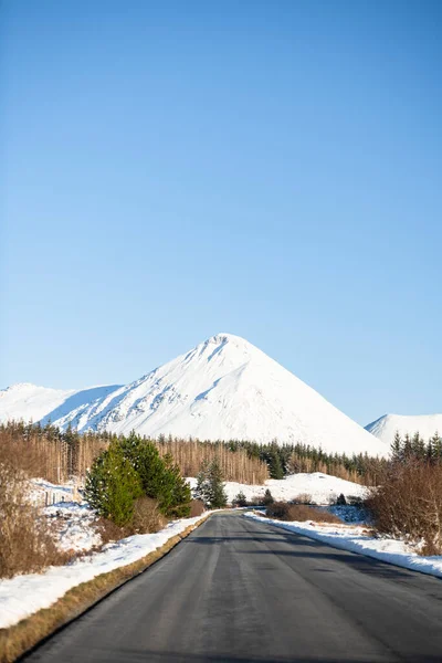 スコットランドのハイランドのスカイ島の雪の山のピーク — ストック写真