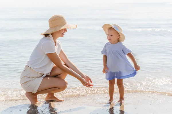 Mamma Med Ett Barn Dotter Halm Hattar Stranden Vid Havet — Stockfoto