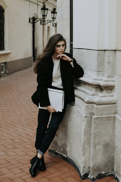 Estudiante Arte Universitaria Caminando Por Las Calles París Con Cuaderno — Foto de Stock