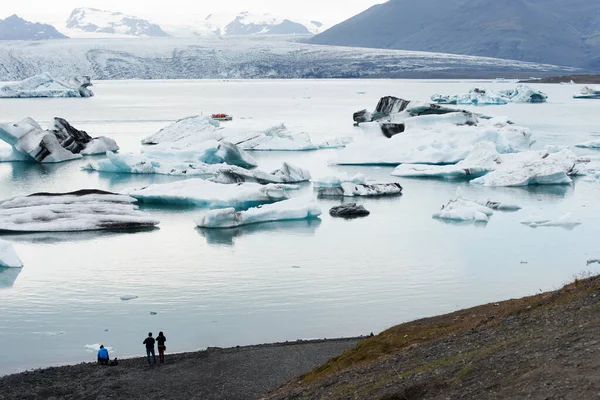 Туристы Леднике Йокульсарлон Исландия — стоковое фото