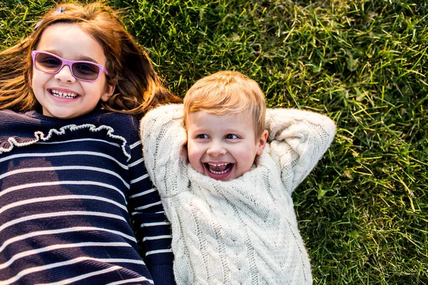 Glada Små Barn Som Ligger Gräset Solig Dag — Stockfoto
