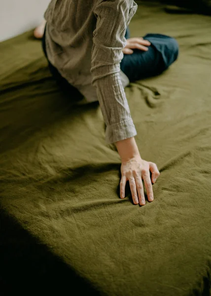Рука Жінки Сидить Ліжку Зеленими Простирадлами — стокове фото