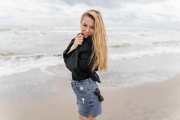 Drömmande Ung Blond Kvinna Med Långt Vågigt Hår Stranden — Stockfoto