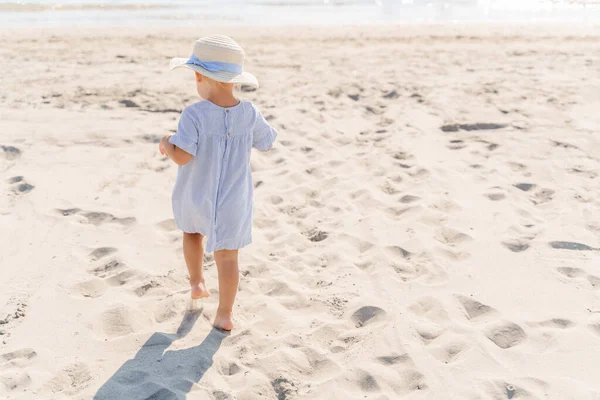 Klein Meisje Met Een Strohoed Het Strand Aan Zee Achteraanzicht — Stockfoto